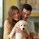 Famille heureuse adoptant un chiot