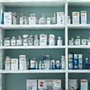 Produits vétérinaires sur des étagères